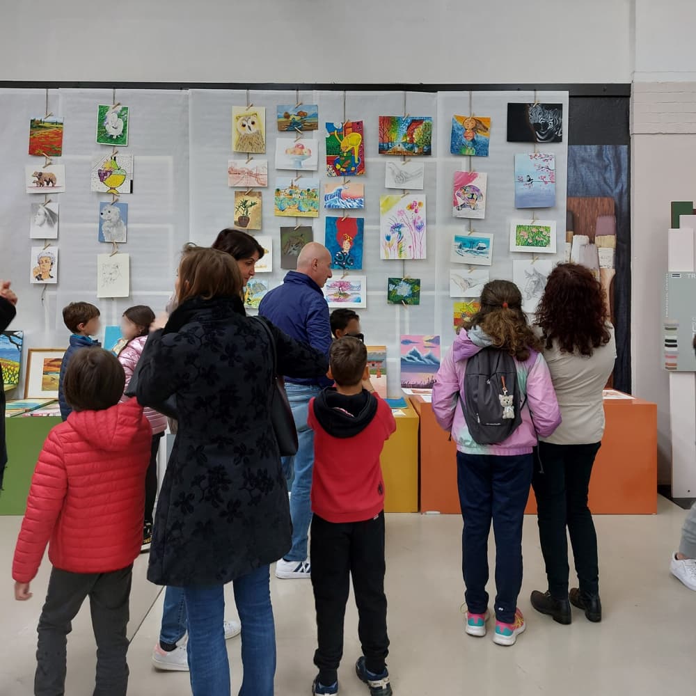 opere dei ragazzi in mostra alla festa di fine anno per i corsi dei ragazzi